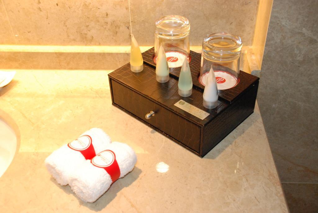 Ramada Plaza Shanghai Gateway Oda fotoğraf